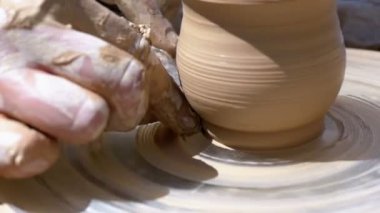 Potters eller kil Potters tekerlek üzerinde çalışmak. Ağır çekim