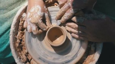 Üstten görünüm Potters eller çalışma üstünde a Potters tekerlek kil ile. Ağır çekim