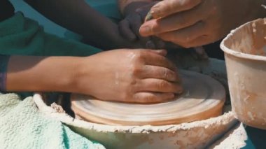 Potters eller iş üstünde a Potters tekerlek kil ile