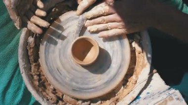 Potters tekerlek yakın çekim eller Master Potter ve kil vazo. Ana sakat adam. Bükülmüş potters tekerlek. Adam sanat oluşturur. Master kil kneads.
