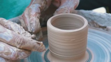 Potters eller kil Potters tekerlek üzerinde çalışmak. Ağır çekim