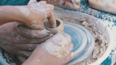 Potters eller iş üstünde a Potters tekerlek kil ile