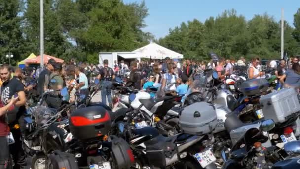 Motos Passeio no Festival. Muitas motos andam no festival da bicicleta . — Vídeo de Stock