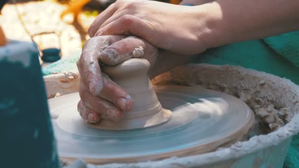 Ręce master potter i wazon z gliny na zbliżeniu potters wheel. — Wideo stockowe