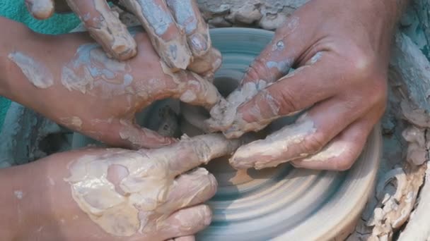 Руки гончарів працюють з глиною на гончарному колесі — стокове відео