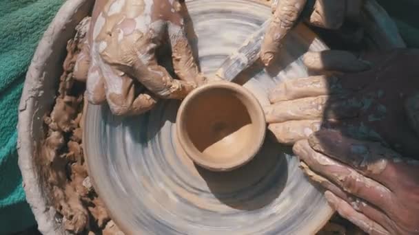 Bovenaanzicht op Potters handen werk met clay op het wiel van de pottenbakkers — Stockvideo