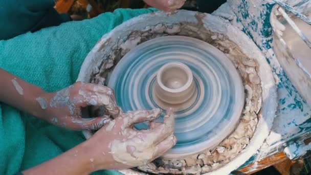 Potters Hands Work with Clay on a Potters Wheel. Mouvement lent — Video