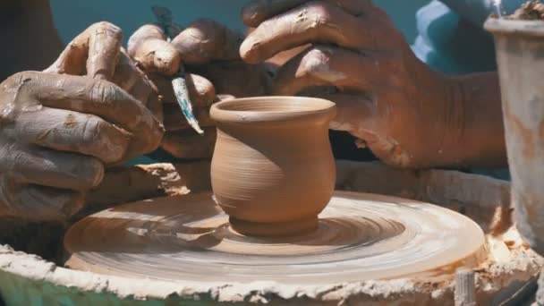 Mains du maître potier et vase d'argile sur la roue des potiers — Video