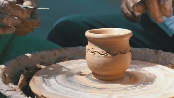 Hände des Töpfermeisters und Vase aus Ton auf der Töpferscheibe — Stockvideo