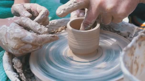Homem e mulher oleiros mãos trabalhar com argila em uma roda de oleiros . — Vídeo de Stock
