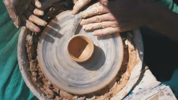 Mãos Mestre Potter Vaso Barro Roda Potters Close Mestre Crock — Vídeo de Stock