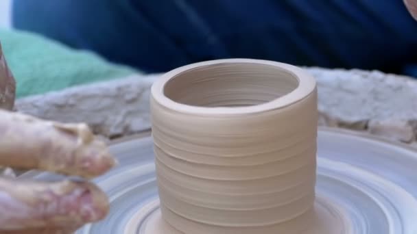 Töpferhände arbeiten mit Ton auf einer Töpferscheibe. Zeitlupe — Stockvideo