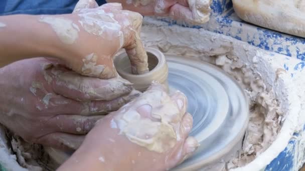 Potters handen werken met Clay op het wiel van de pottenbakkers — Stockvideo