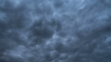 Gri fırtına bulutları gökyüzünde hareket. Zaman atlamalı. Fırtına siklon. Kıvırcık bulutlar düşüktür.