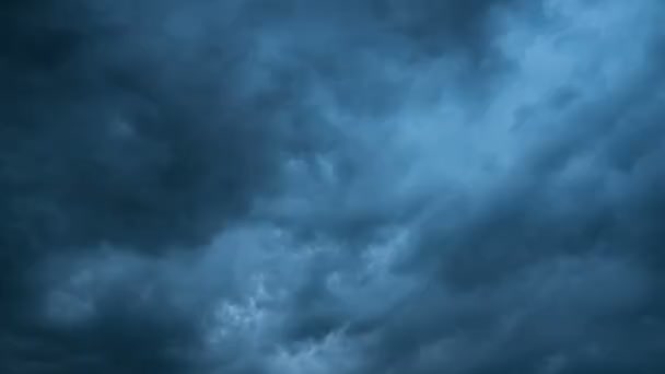 灰色の嵐雲が空を移動します。時間の経過。雷雨のサイクロン。カーリーの雲が低い. — ストック動画