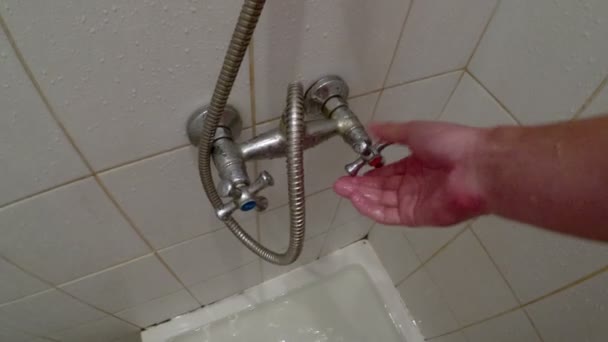 Mans main tourne le robinet dans une cabine de salle de bain — Video