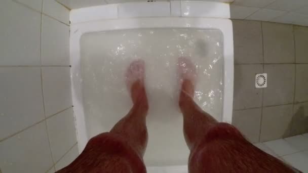 Les pieds d'un homme sous la douche — Video