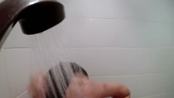 L'homme se lave la tête sous la douche — Video