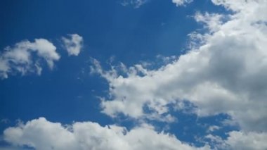 Bulutlar mavi gökyüzünde hareket ediyor. Zaman atlamalı