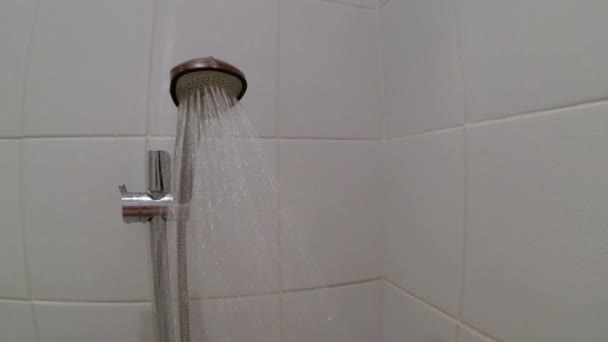 Een stroom van water uit de doucheslang is gericht op het gezicht, Pov — Stockvideo