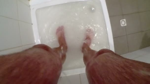 Duşta bir adamın ayakları — Stok video