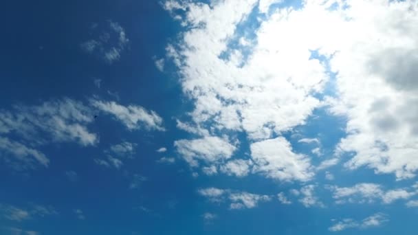 Las nubes se mueven en el cielo azul. Tiempo de caducidad — Vídeos de Stock