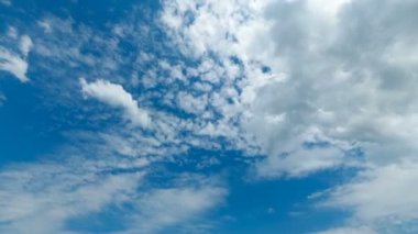 Bulutlar mavi gökyüzünde hareket ediyor. Zaman atlamalı
