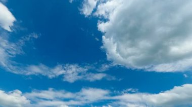 Bulutlar mavi gökyüzünde hareket ediyor. Zaman atlamalı