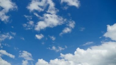 Bulutlar mavi gökyüzünde hareket ediyor. Zaman atlamalı