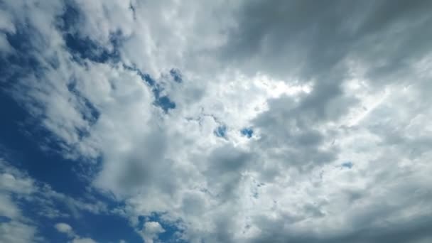 Wolken ziehen am blauen Himmel auf. Zeitraffer — Stockvideo