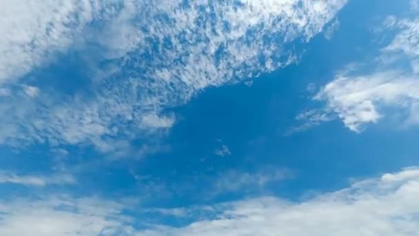 Las nubes se mueven en el cielo azul. Tiempo de caducidad — Vídeos de Stock