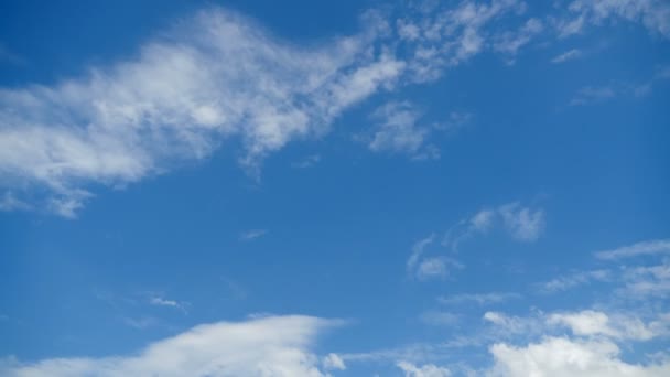 Nuvens movem-se no céu azul. Tempo de Caducidade — Vídeo de Stock