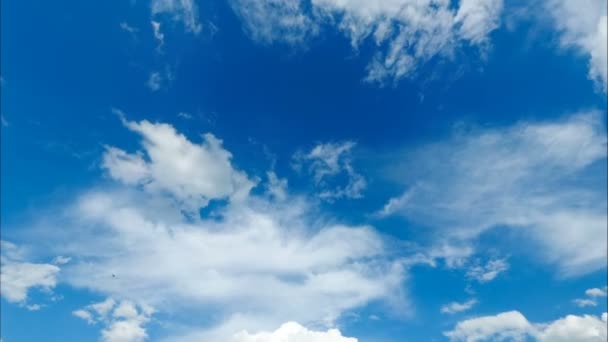 Les nuages se déplacent dans le ciel bleu. Délai imparti 