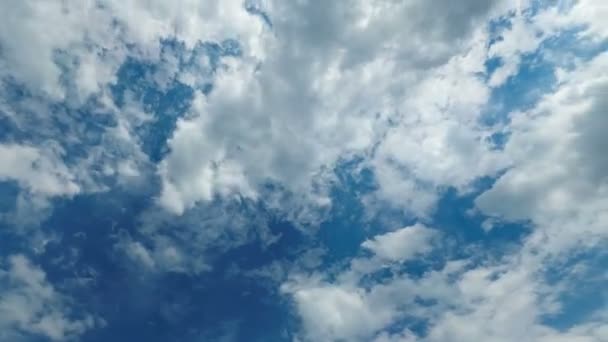 Le nuvole si muovono nel cielo blu. Interruzione temporale — Video Stock