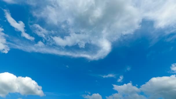 Chmury poruszają się w błękitne niebo. Upływ czasu — Wideo stockowe