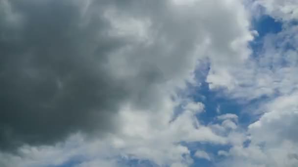 Wolken ziehen am blauen Himmel auf. Zeitraffer — Stockvideo