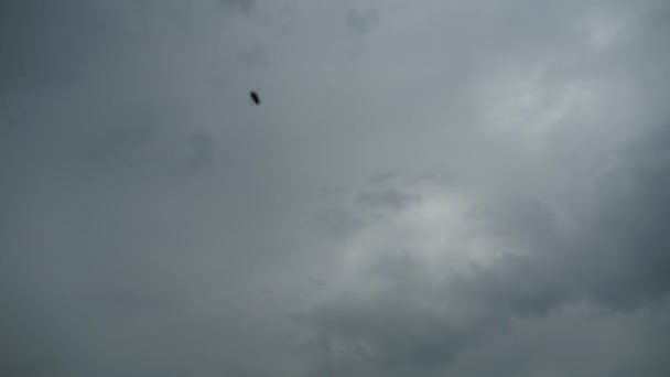 Nubes grises se mueven en el cielo. Tiempo de caducidad — Vídeo de stock