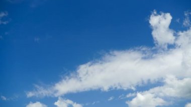 Bulutlar mavi gökyüzünde hareket ediyor. Zaman atlamalı