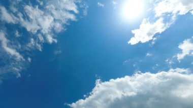 Bulutlar mavi gökyüzünde hareket ediyor. Zaman atlamalı