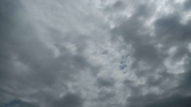 Nubes grises se mueven en el cielo. Tiempo de caducidad — Vídeo de stock