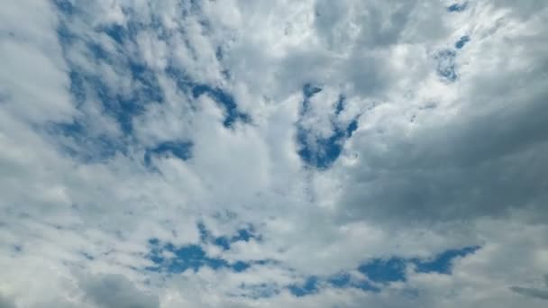 Wolken ziehen am blauen Himmel auf. Zeitraffer — Stockvideo