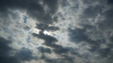Gri fırtına bulutları gökyüzünde hareket ediyor. Zaman atlamalı