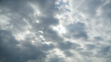 Gri fırtına bulutları gökyüzünde hareket ediyor. Zaman atlamalı