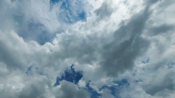 Le nuvole si muovono nel cielo blu. Interruzione temporale — Video Stock