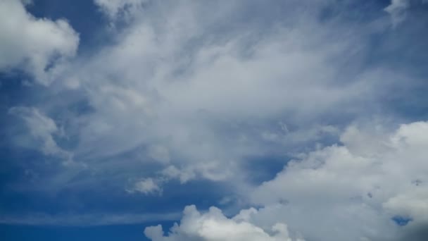 Wolken ziehen am blauen Himmel auf. Zeitraffer — Stockvideo