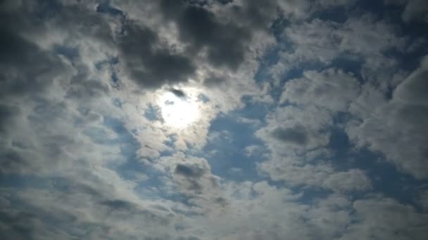 Γκρίζα σύννεφα κινούνται στον ουρανό. Πάροδο του χρόνου — Αρχείο Βίντεο