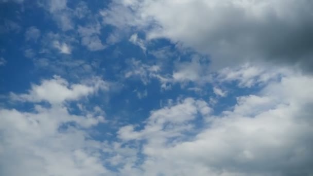 Wolken ziehen am blauen Himmel auf. Zeitraffer — Stockvideo