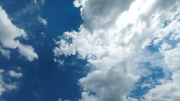 Wolken ziehen am blauen Himmel auf. Zeitraffer — Stockvideo