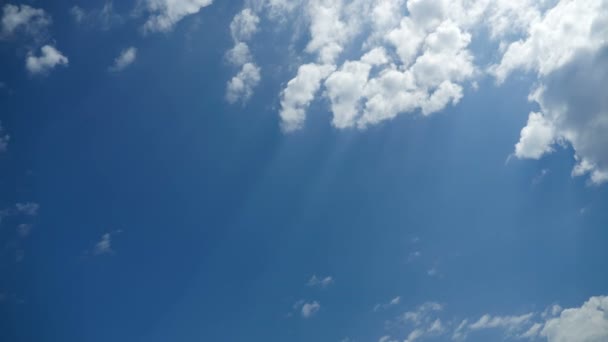 Wolken ziehen am blauen Himmel auf. Zeitraffer — Stockvideo