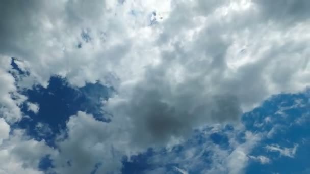 Le nuvole si muovono nel cielo blu. Interruzione temporale — Video Stock